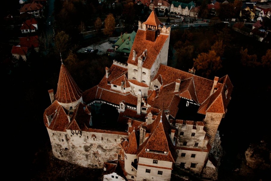 Lâu đài Bran nằm trên vùng đất lịch sử Transylvania, Romania từng là nơi ở của Bá tước lừng danh Dracula được xây dựng từ năm 1211-1388.